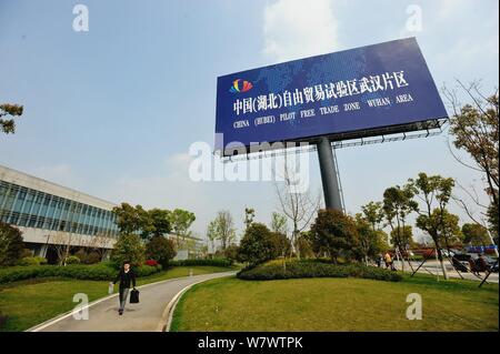 Un piéton passe devant un signe de la Chine (Shanghai) Zone de libre-échange pilote Zone de Wuhan à Wuhan, province du Hubei en Chine centrale, 1 avril 2017. Se Banque D'Images