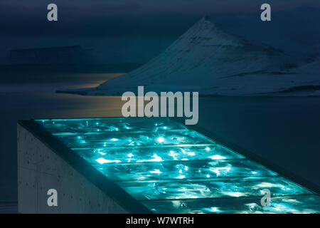 Svalbard Global Seed Vault, avec étincelante façade dessinée par l'artiste Dyveke Sanne., sur le toit de la Chambre forte semencière mondiale de Svalbard. La lumière reflétée dans l'acier, des miroirs et des prismes en paysage, Svalbard, Norvège, octobre 2012. Banque D'Images