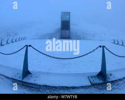 Vue fisheye de Svalbard Global Seed Vault dans la neige, avec façade avec illustration de l'artiste norvégienne Dyveke Sanne, Svalbard, Norvège, octobre. Banque D'Images