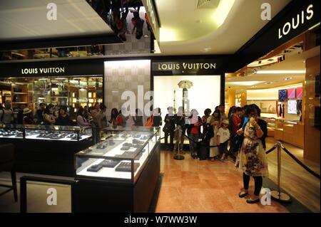 --FILE--les clients Chinois la queue devant une boutique de Louis Vuitton (LV) aux Galeries Lafayette pendant la 2016 'Les soldes Banque D'Images