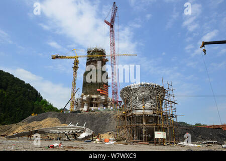 Vue sur le site de construction d'une statue géante de Yang'Asha, la déesse de la beauté de l'ethnie Miao, dans le comté de Jianhe, Kaili ville, Miao et D Banque D'Images