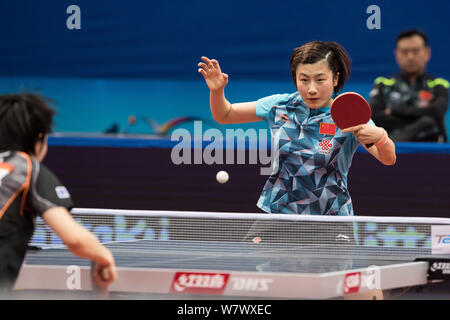 Ding de Ning Chine renvoie un shot de Miu Hirano du Japon dans leur match de finale dames Seamaster lors de la 23e Table asiatique ITTF - 10 Banque D'Images