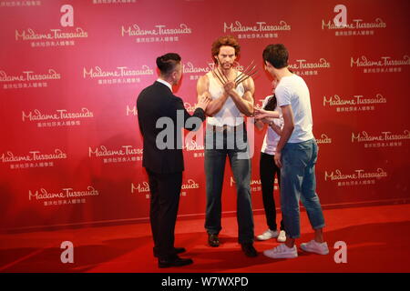 Les visiteurs regarder une figure de cire de Wolverine joué par l'acteur australien Hugh Jackman dans X-Men l'Américain film series à l'affiche au musée Madame Tussauds Banque D'Images