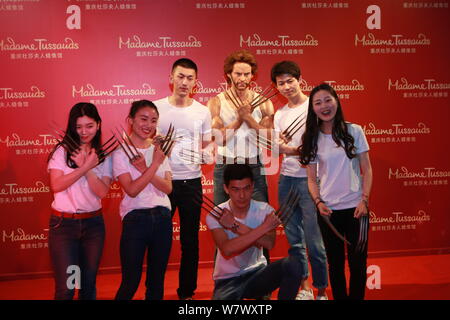 Les visiteurs posent avec une cire figure de Wolverine joué par l'acteur australien Hugh Jackman dans X-Men l'Américain film series sur l'affichage du Madame Tussau Banque D'Images