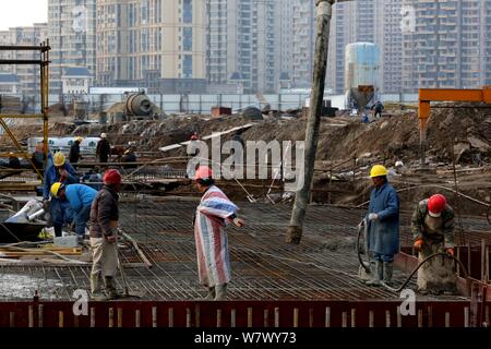 --FILE--travailleurs migrants chinois de construire une tour d'habitation sur le site de construction d'un projet immobilier résidentiel dans la ville de Yichang, c Banque D'Images