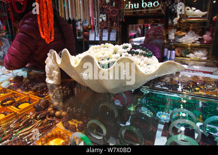 Des bénitiers (Tridacna gigas) shell pour la vente au marché, Haikou City, province de Hainan, Chine, Asie. Janvier. Banque D'Images