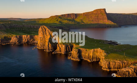 Une photographie aérienne de la lumière de fin de soirée sur le point Neist sur penninsula l'île de Skye, Écosse Banque D'Images