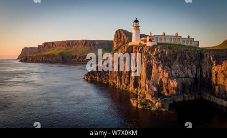 Une photographie aérienne de la lumière de fin de soirée sur la télécommande Neist Point Lighthouse sur l'île de Skye, Écosse Banque D'Images