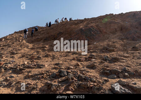 MEDINA, l'ARABIE SAOUDITE - le 26 juin : les musulmans à Uhud Hill le 26 juin 2019 à Médine, en Arabie Saoudite. Uhud Hill est l'une des place importante dans l'histoire de l'Islam Banque D'Images