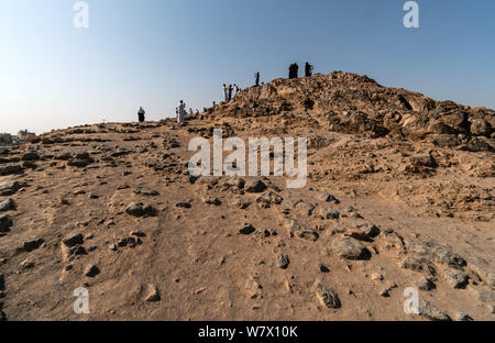 MEDINA, l'ARABIE SAOUDITE - le 26 juin : les musulmans à Uhud Hill le 26 juin 2019 à Médine, en Arabie Saoudite. Uhud Hill est l'une des place importante dans l'histoire de l'Islam Banque D'Images