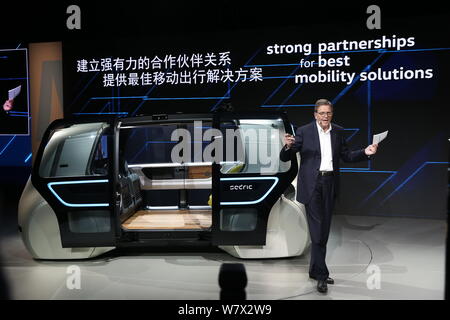 Un concept de voiture sans conducteur Sedric Volkswagen est sur l'affichage pendant une manifestation de lancement de Volkswagen en avant du 17ème Shanghai International Automobile Indus Banque D'Images