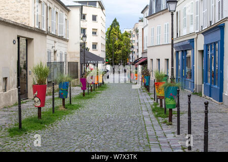 Paris, France - 07 août 2014 : Paysage urbain, avec quelques personnes, de la rue Saint Blaise, centre de l'ancien village et de nos jours un quartier de Paris Banque D'Images