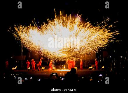 Pulvérisation artistes du fer en fusion pour simuler l'affichage d'artifice lors d'un spectacle traditionnel chinois lors d'une foire dans la ville, le centre de la Chine Yongcheng Henan du pro Banque D'Images