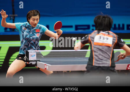 Ding de Ning Chine renvoie un shot de Miu Hirano du Japon dans leur match de finale dames Seamaster lors de la 23e Table asiatique ITTF - 10 Banque D'Images