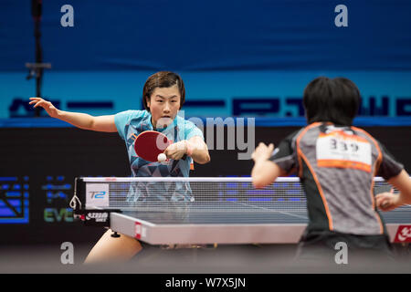 Ding de Ning Chine renvoie un shot de Miu Hirano du Japon dans leur match de finale dames Seamaster lors de la 23e Table asiatique ITTF - 10 Banque D'Images