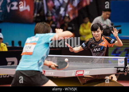 Miu du Japon Hirano renvoie un shot de Ding Ning de Chine dans leur match de finale dames Seamaster lors de la 23e Table asiatique ITTF - 10 Banque D'Images