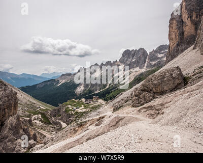 Paysages de montagnes escarpées à la Strada et vers le refuge de montagne refuge Preuss dans la région de Rosengarten des Dolomites italiennes du Haut-Adige Banque D'Images