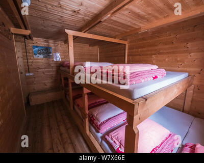 L'intérieur confortable au Passo-Principe refuge de montagne refuge situé sur le col de l'Rosengaten Grasleiten zone du Dolomites italiennes Banque D'Images