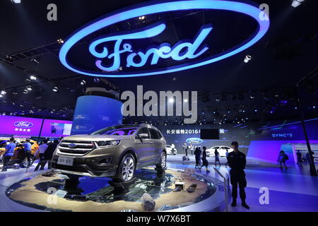 --FILE--visiteurs portent sur le stand de Ford lors d'une exposition à Shanghai, Chine, 18 novembre 2016. Ford (Chine) se rappelle 5 798 voitures dans le Banque D'Images