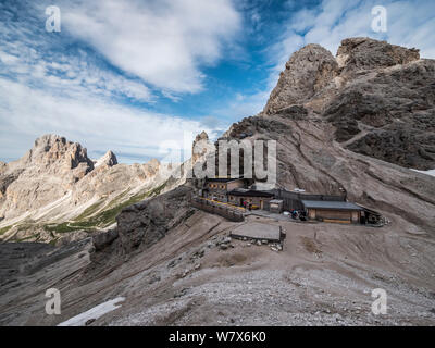 Paysage sauvage des nains le Passo-Principe refuge refuge de montagne situé sur le col de l'Rosengaten Grasleiten zone du Dolomites italiennes Banque D'Images