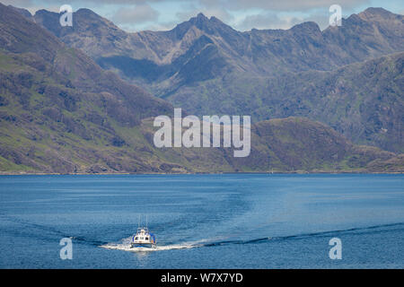 Un tour en bateau revient de Loch Coruisk à Elgol sur un été, île de Skye, Écosse Banque D'Images