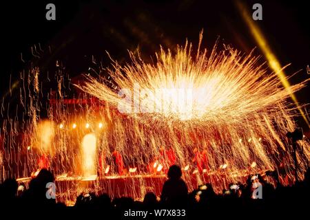 Pulvérisation artistes du fer en fusion pour simuler l'affichage d'artifice lors d'un spectacle traditionnel chinois lors d'une foire dans la ville, le centre de la Chine Yongcheng Henan du pro Banque D'Images