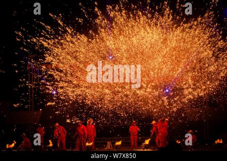 Pulvérisation artistes du fer en fusion pour simuler l'affichage d'artifice lors d'un spectacle traditionnel chinois lors d'une foire dans la ville, le centre de la Chine Yongcheng Henan du pro Banque D'Images