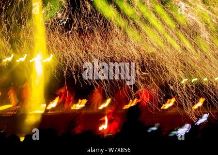 Pulvérisation artistes du fer en fusion pour simuler l'affichage d'artifice lors d'un spectacle traditionnel chinois lors d'une foire dans la ville, le centre de la Chine Yongcheng Henan du pro Banque D'Images