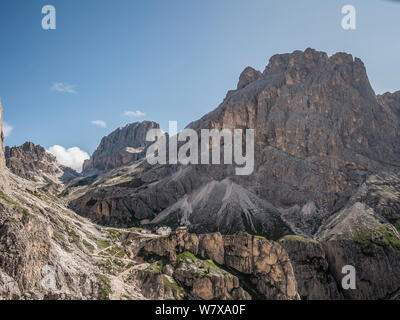 Paysages de montagnes escarpées à la Strada et appuyez sur vers le refuge de montagne refuge dans la région de Rosengarten des Dolomites italiennes du Haut-Adige Banque D'Images