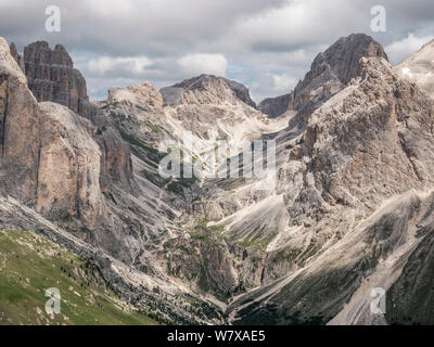 Paysages de montagnes escarpées à la Strada et appuyez sur vers le refuge de montagne refuge dans la région de Rosengarten des Dolomites italiennes du Haut-Adige Banque D'Images