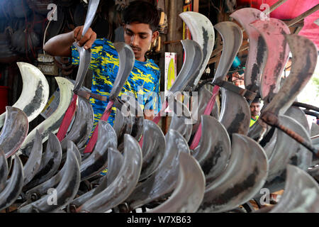 Dhaka, Bangladesh - Juillet 07, 2019 : atelier de forgerons à karwan bazar à Dhaka ont travaillé dur pour fabriquer des couteaux, couperets, des machettes et d'autres fortes Banque D'Images