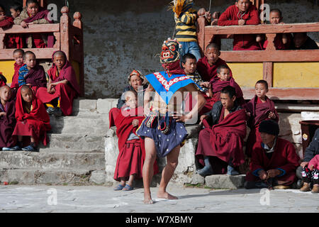 Graicham (une danse monastique) effectué après l'accomplissement des rites qui Jarpuga a duré pendant une période de trois jours. Les douze danseurs représentant Dorge Jigje's assistant, Shenti Dowo, faire des poignards dans leurs mains pour détruire les mauvais esprits qui se blessent tous les êtres vivants. Torgya festival. Galdan Lhatse Namge,Monastère Tawang, de l'Arunachal Pradesh, Inde. Janvier 2014. Banque D'Images