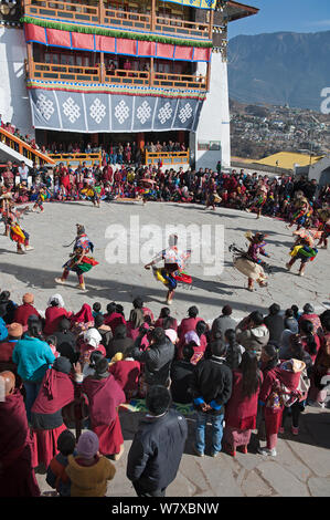 Gonyingcham, une danse exécutée en référence à l'anges célestes mentionnées dans le bouddhisme du Tantrayana. Ces anges représentent les belles filles de différents villages de la région lundi. Torgya festival. Galdan Namge Lhatse, Monastère de Tawang, de l'Arunachal Pradesh, Inde. Janvier 2014. Banque D'Images
