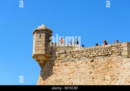 11 Mai 2018 : le château de Santa Barbara Castle par Harbour, port, marina à Alicante, Espagne. Banque D'Images