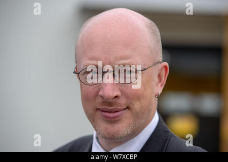 Wittenburg, Allemagne. 07Th Aug 2019. Christian Pegel (SPD), l'énergie et le ministre des Transports, de Mecklembourg-Poméranie occidentale, est debout devant un 'street', un entraînement électrique van pour la Deutsche Post la livraison de colis personnel. Pegel peuvent en savoir plus sur l'utilisation de l'électromobilité au Deutsche Post DHL. Credit : Jens Büttner/dpa-Zentralbild/ZB/dpa/Alamy Live News Banque D'Images