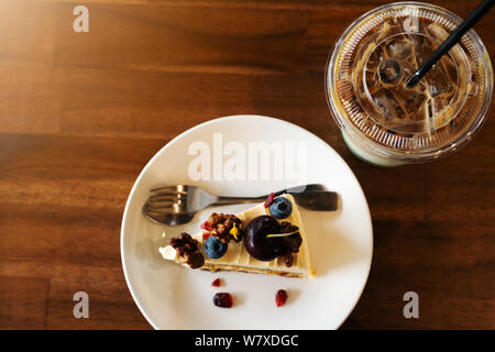Morceau de carotte gâteau de fruit et de la glace sur le café café café, Close up Vue de dessus Banque D'Images