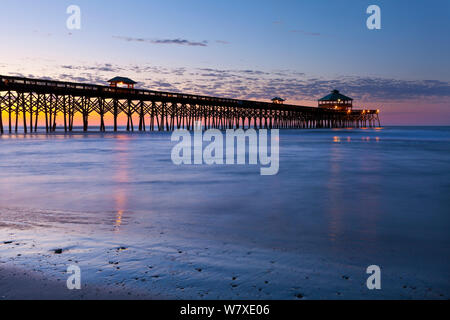 Folly Beach la jetée de pêche dans la ville de Folly Beach, Folly Island le long de la côte atlantique, de la Caroline du Sud, USA. Banque D'Images