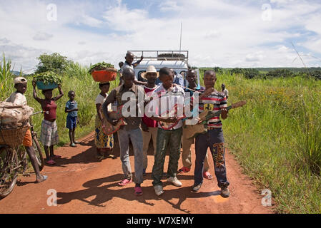 Les hommes dans le village de jouer sur quatre cordes fait maison sur la route vers le Katanga, République démocratique du Congo, mars 2012. Banque D'Images