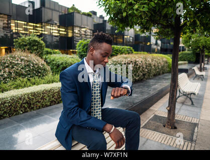 Businessman looking at sa montre in office Banque D'Images