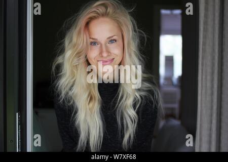 Portrait analogique de la jeune femme en regardant la caméra. Banque D'Images