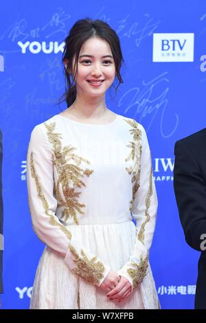 Modèle et actrice japonaise Nozomi Sasaki, centre, arrive sur le tapis