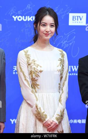 Modèle et actrice japonaise Nozomi Sasaki, centre, arrive sur le tapis