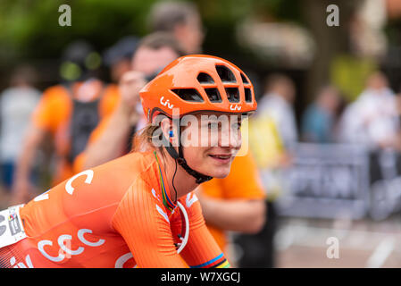 Marianne vos de l'équipe CCC Liv avant de participer à la course cycliste Prudential RideLondon Classique. Cycliste féminine Banque D'Images