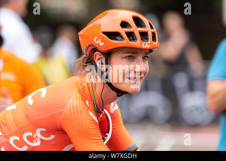 Marianne vos de l'équipe CCC Liv avant de participer à la course cycliste Prudential RideLondon Classique. Cycliste féminine Banque D'Images