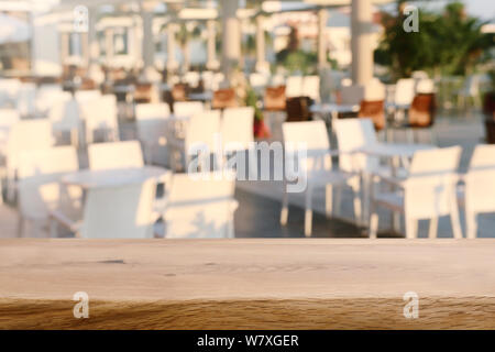 Image de fond de table en bois en face du restaurant floue Banque D'Images