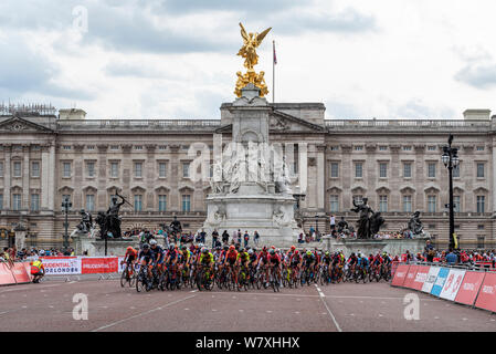 Peloton de cyclistes dans la course féminine Prudential RideLondon classique cycliste passant le palais de Buckingham. Les coureurs cyclistes de sexe féminin Banque D'Images