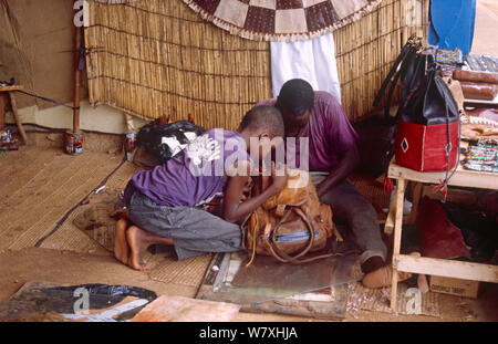 Les négociants en cuir sac de la réparation. Niamey, Niger, 2004. Banque D'Images