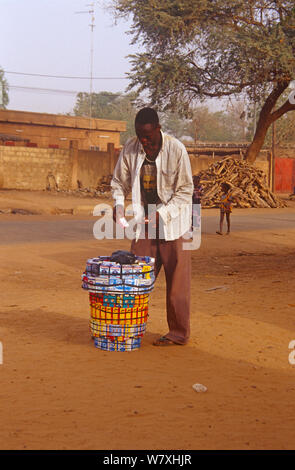 Vendeur de rue portant Oussama ben Laden T- shirt, Niger, 2003. Banque D'Images