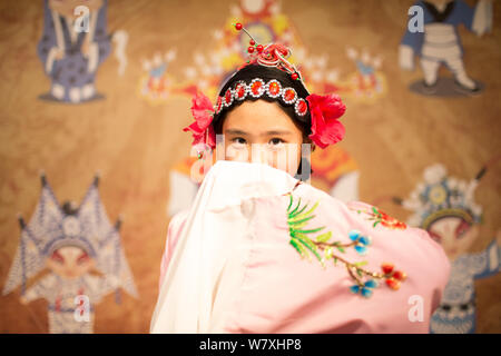 Un élève de l'école primaire de Jilin habillés dans des costumes d'opéra de Pékin et la coiffure prend une classe d'opéra à Changchun city, au nord-est de la Chine Jil Banque D'Images