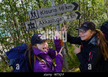 Deux adolescentes en poteaux de signalisation au cours de randonnées voyage sur le circuit, Laponia Padjelantaleden le long de la piste, le Parc National de Padjelanta, Norrbotten, Lapland, Sweden. Parution du modèle Banque D'Images